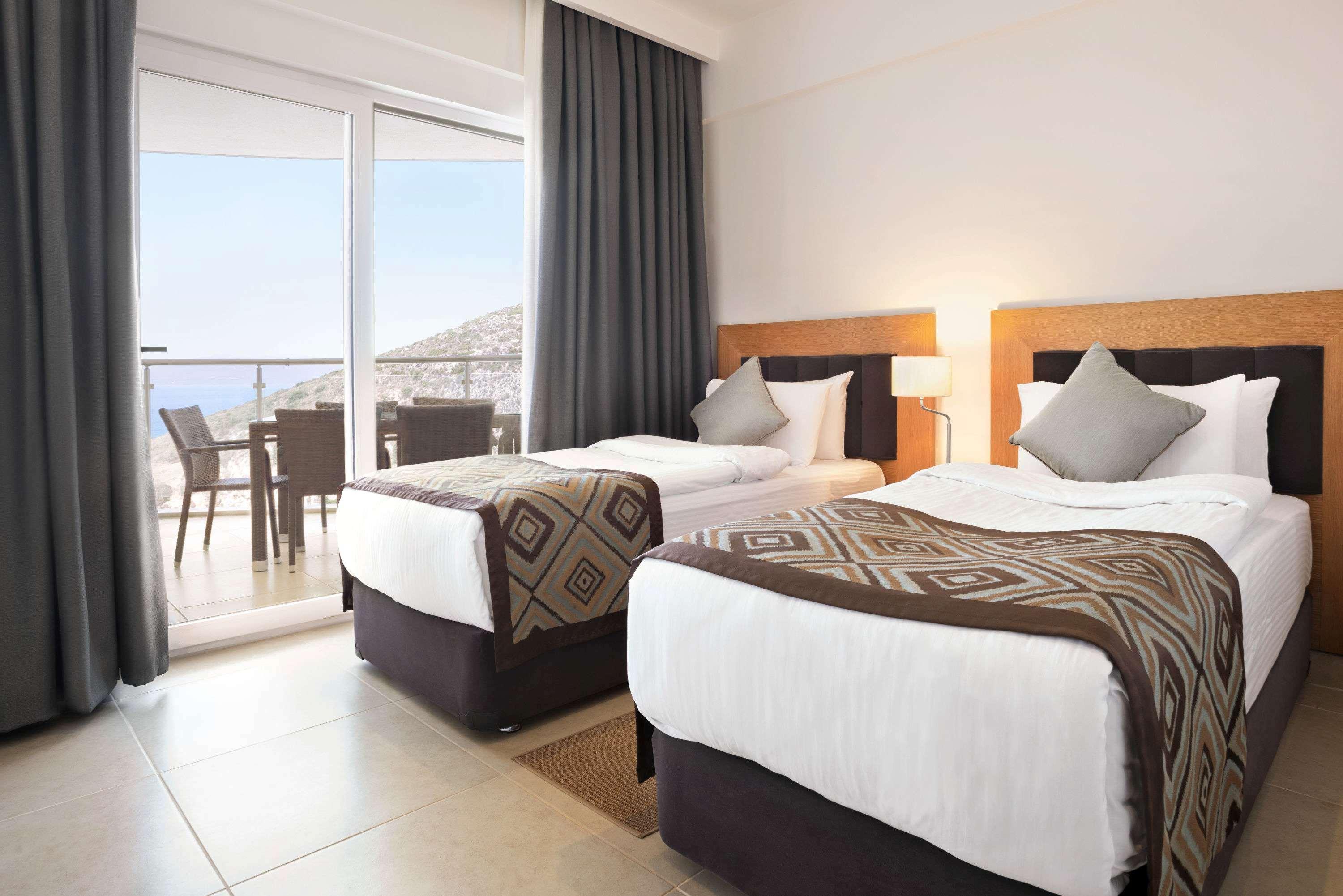 Ramada Hotel & Suites By Wyndham Kusadasi Exterior foto