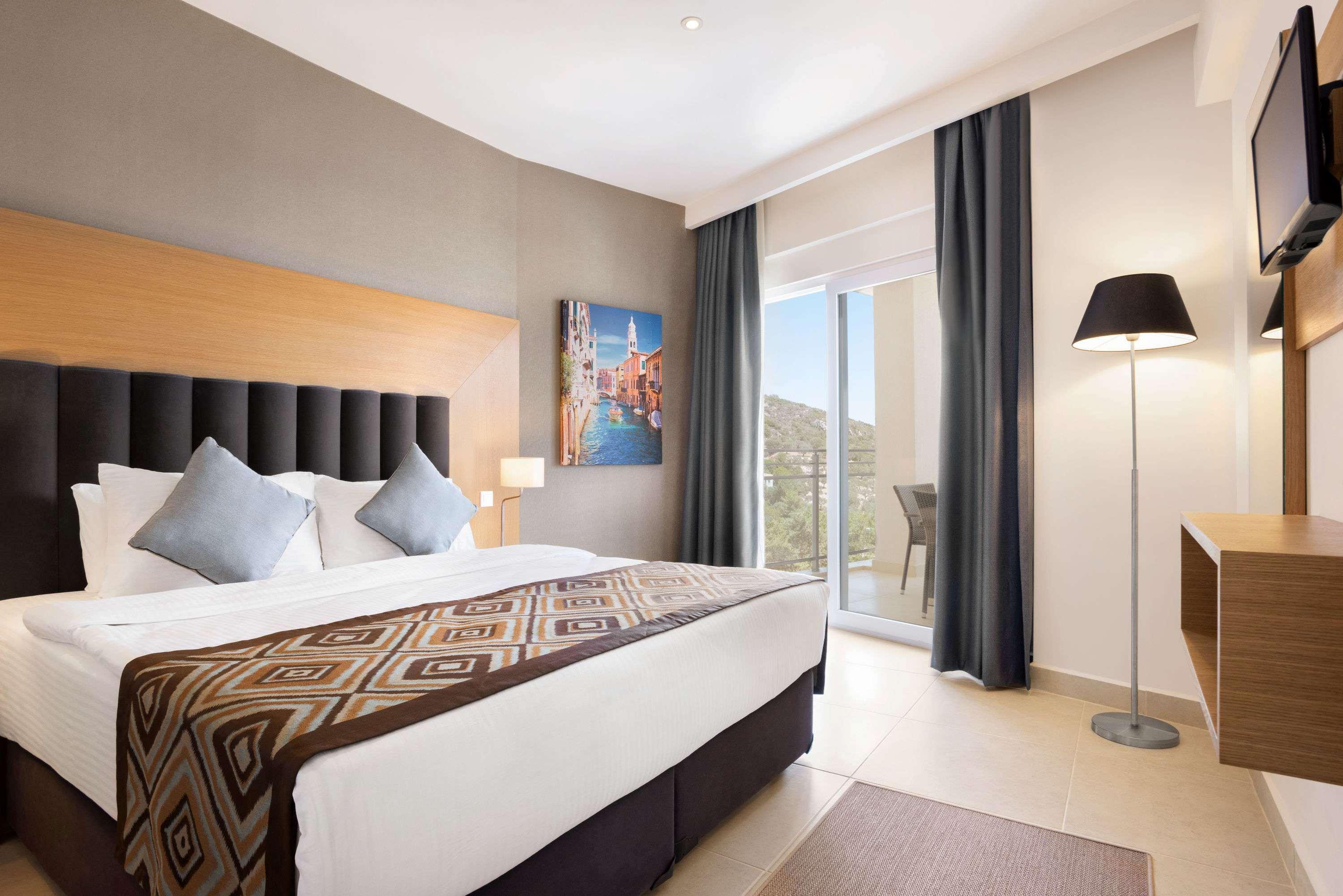 Ramada Hotel & Suites By Wyndham Kusadasi Exterior foto