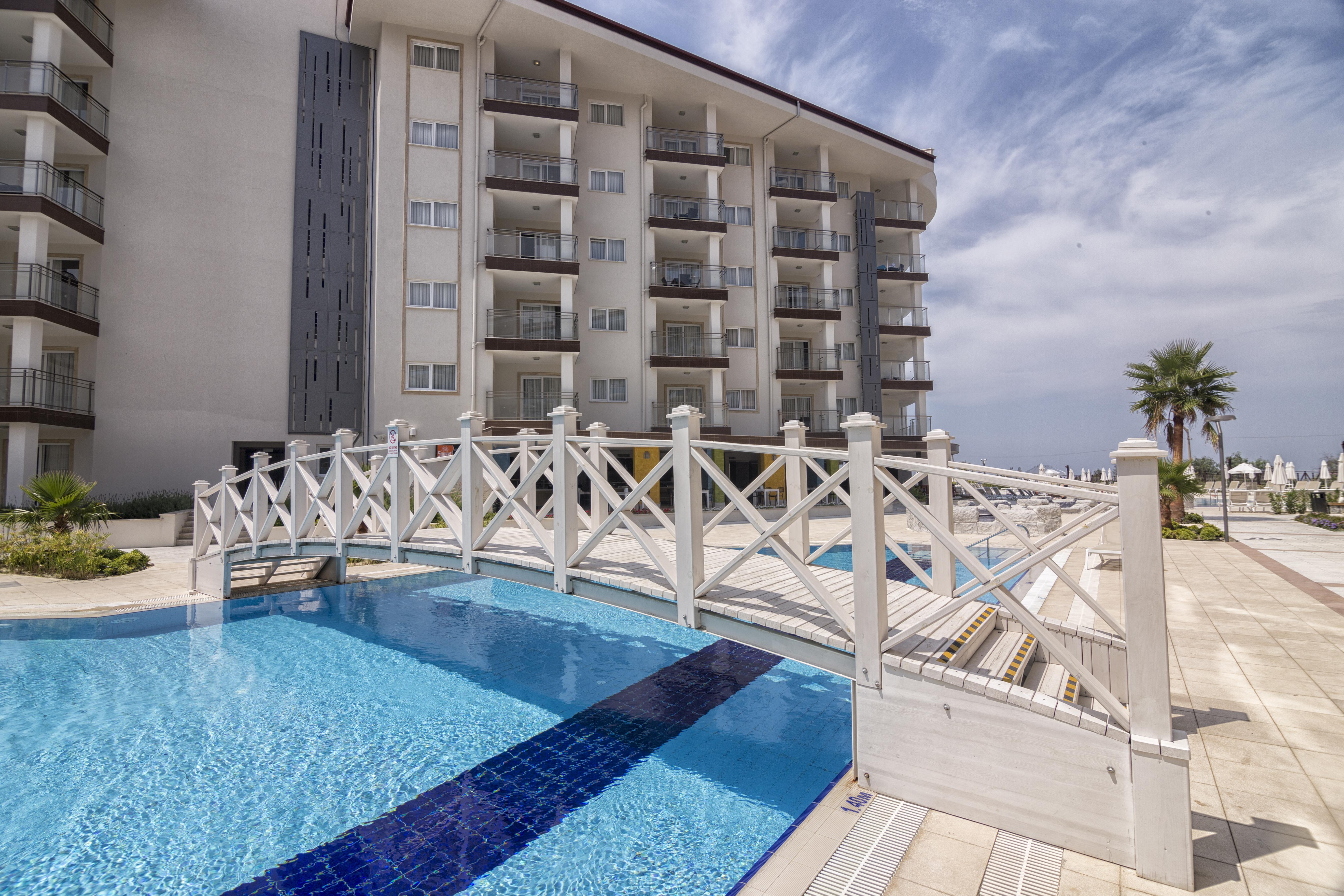Ramada Hotel & Suites By Wyndham Kusadasi Exterior foto