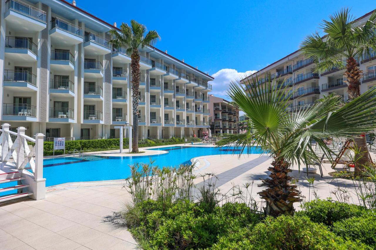 Ramada Hotel & Suites By Wyndham Kusadasi Exterior foto