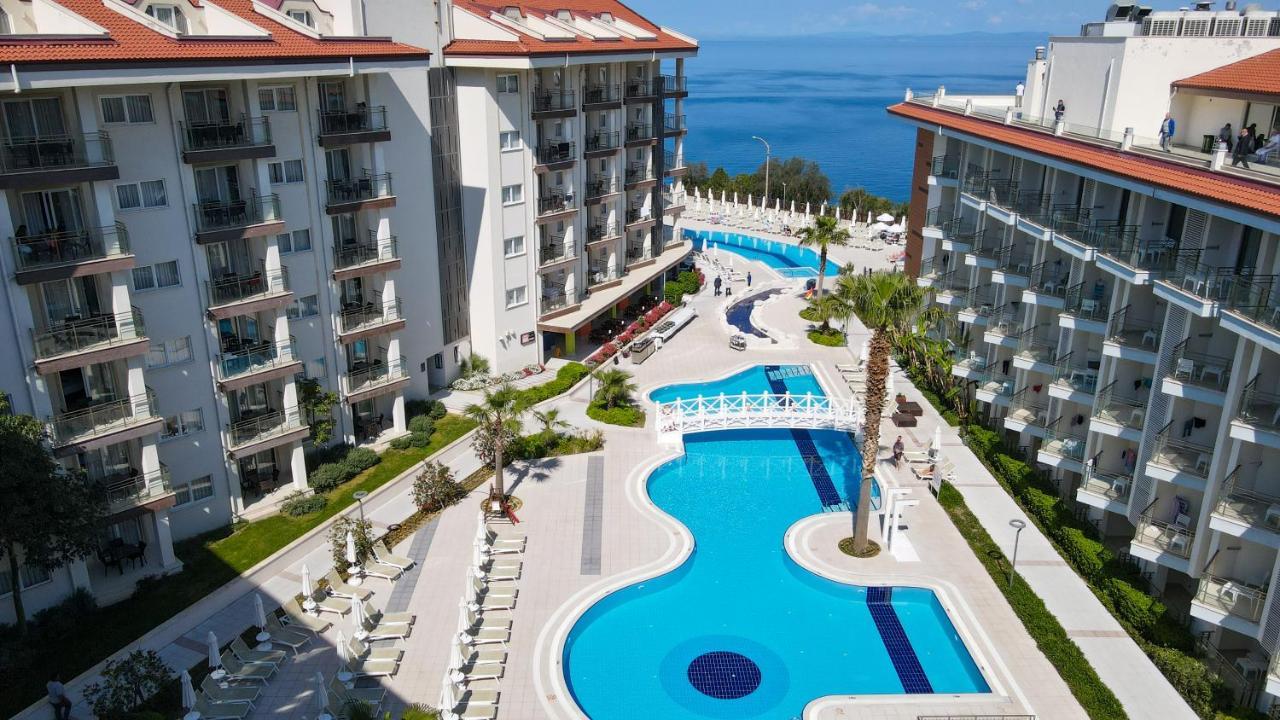 Ramada Hotel & Suites By Wyndham Kusadasi Exterior foto