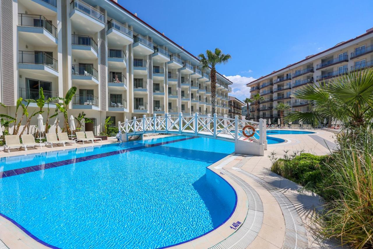 Ramada Hotel & Suites By Wyndham Kusadasi Exterior foto