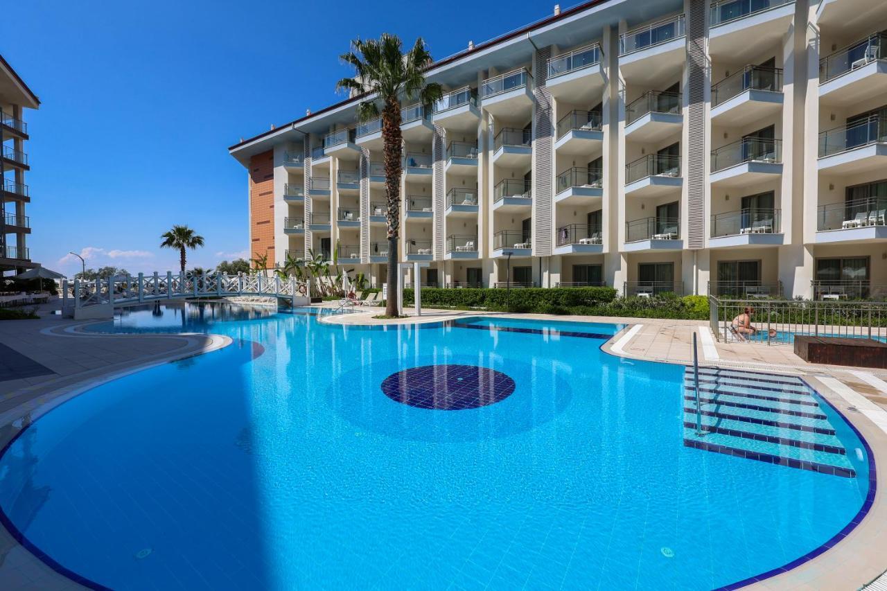 Ramada Hotel & Suites By Wyndham Kusadasi Exterior foto