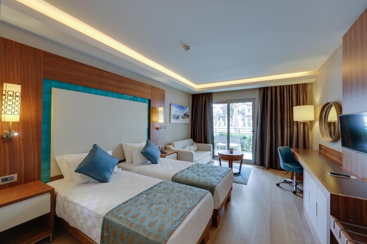 Ramada Hotel & Suites By Wyndham Kusadasi Exterior foto