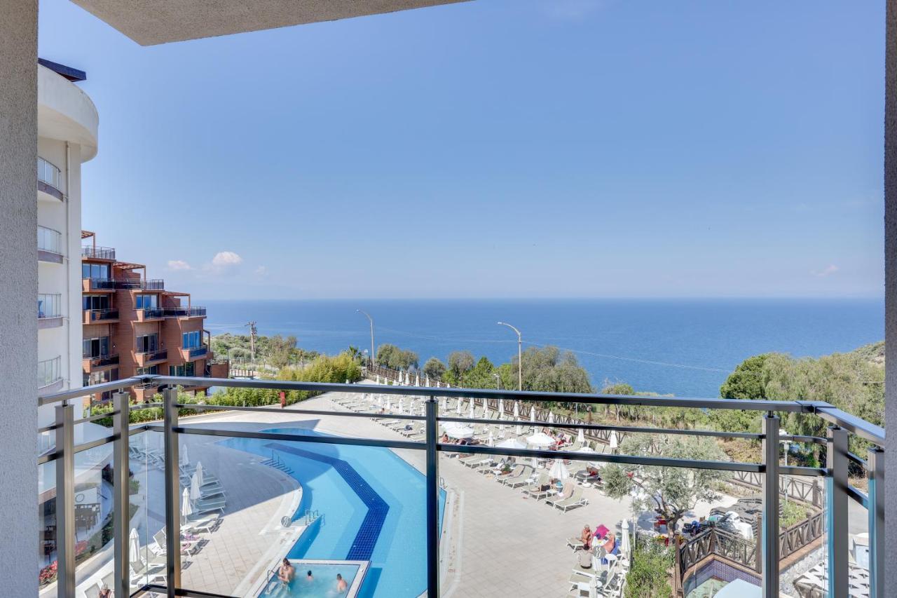 Ramada Hotel & Suites By Wyndham Kusadasi Exterior foto