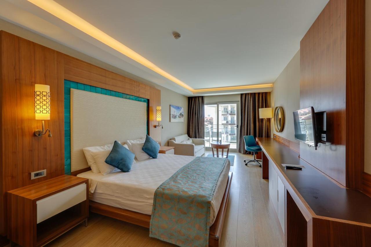 Ramada Hotel & Suites By Wyndham Kusadasi Exterior foto