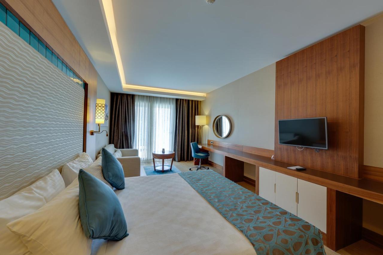 Ramada Hotel & Suites By Wyndham Kusadasi Exterior foto