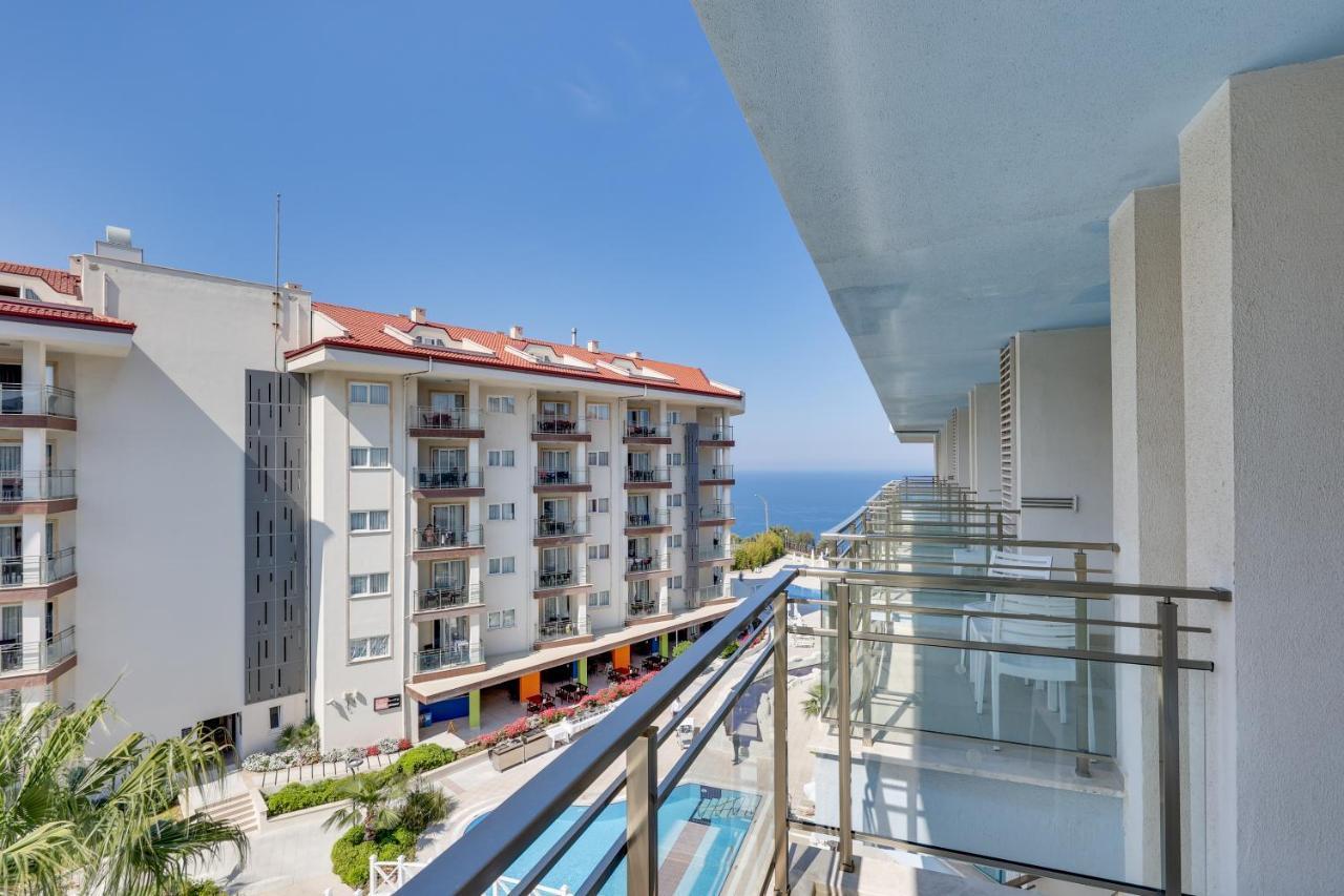 Ramada Hotel & Suites By Wyndham Kusadasi Exterior foto