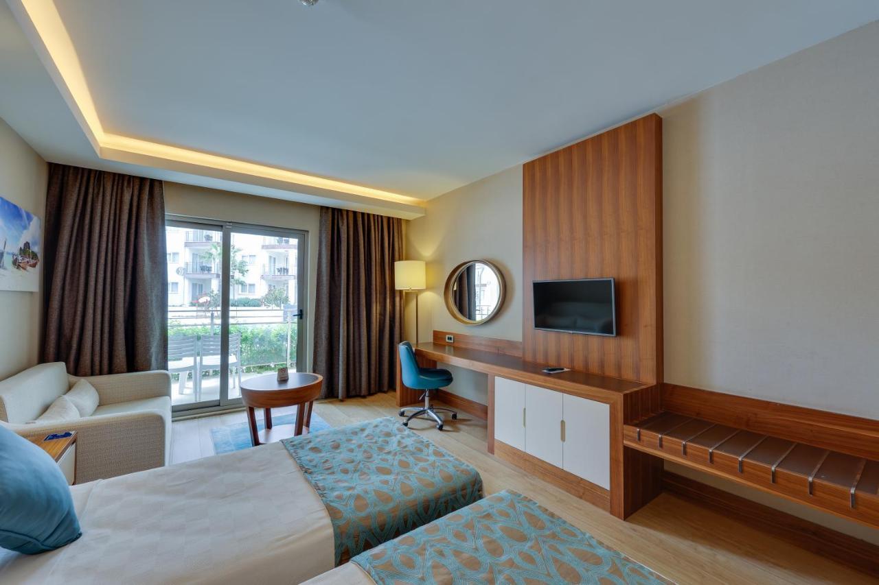 Ramada Hotel & Suites By Wyndham Kusadasi Exterior foto