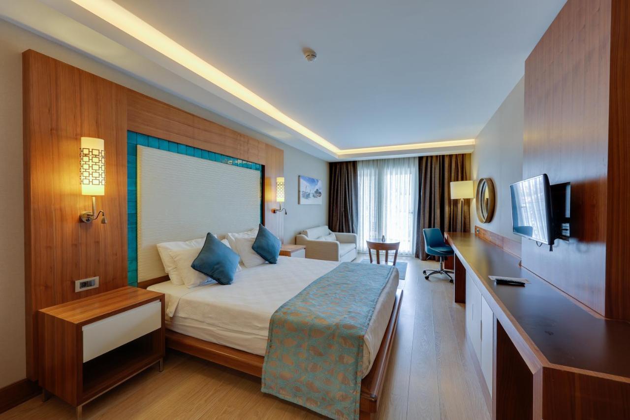 Ramada Hotel & Suites By Wyndham Kusadasi Exterior foto