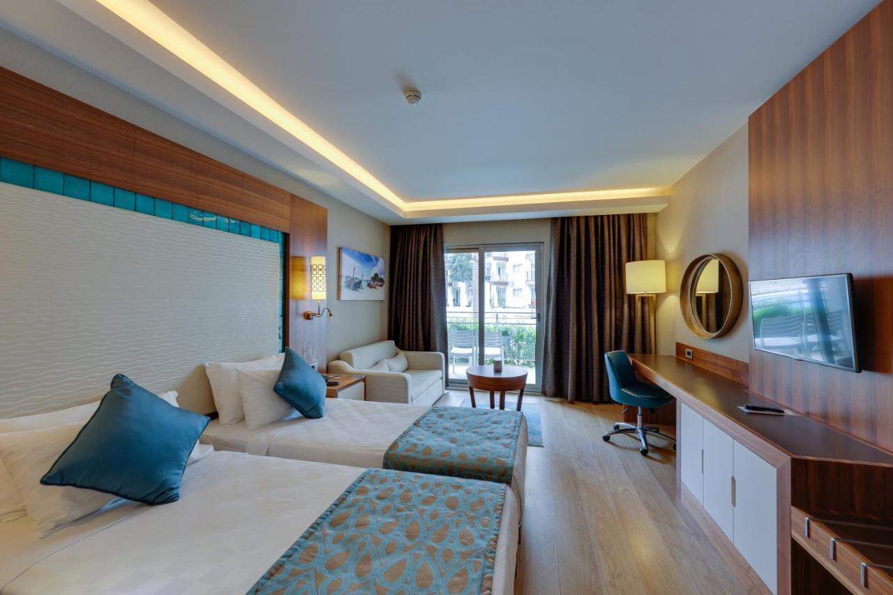 Ramada Hotel & Suites By Wyndham Kusadasi Exterior foto