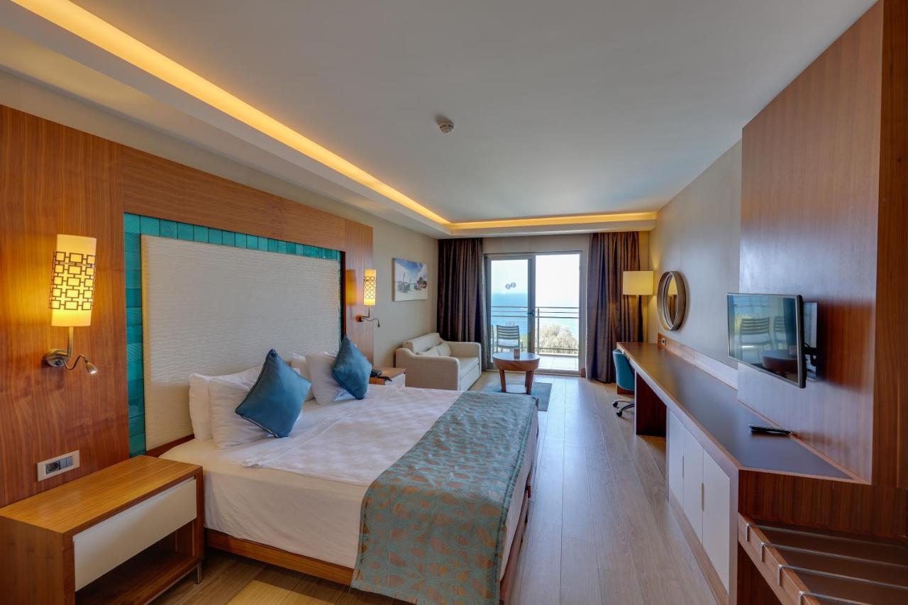 Ramada Hotel & Suites By Wyndham Kusadasi Exterior foto