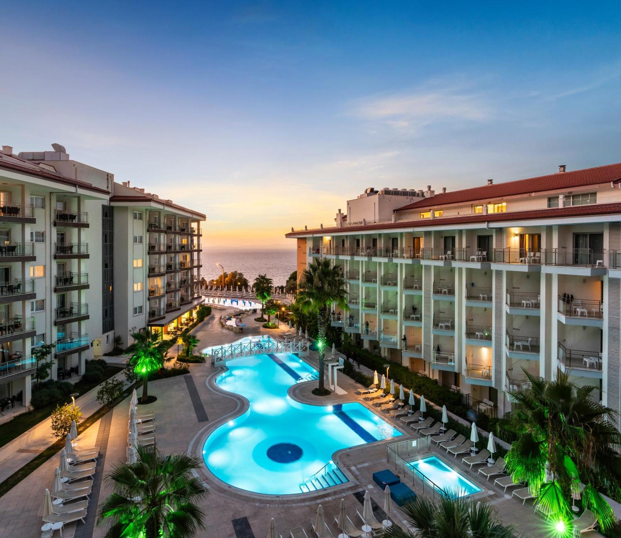 Ramada Hotel & Suites By Wyndham Kusadasi Exterior foto