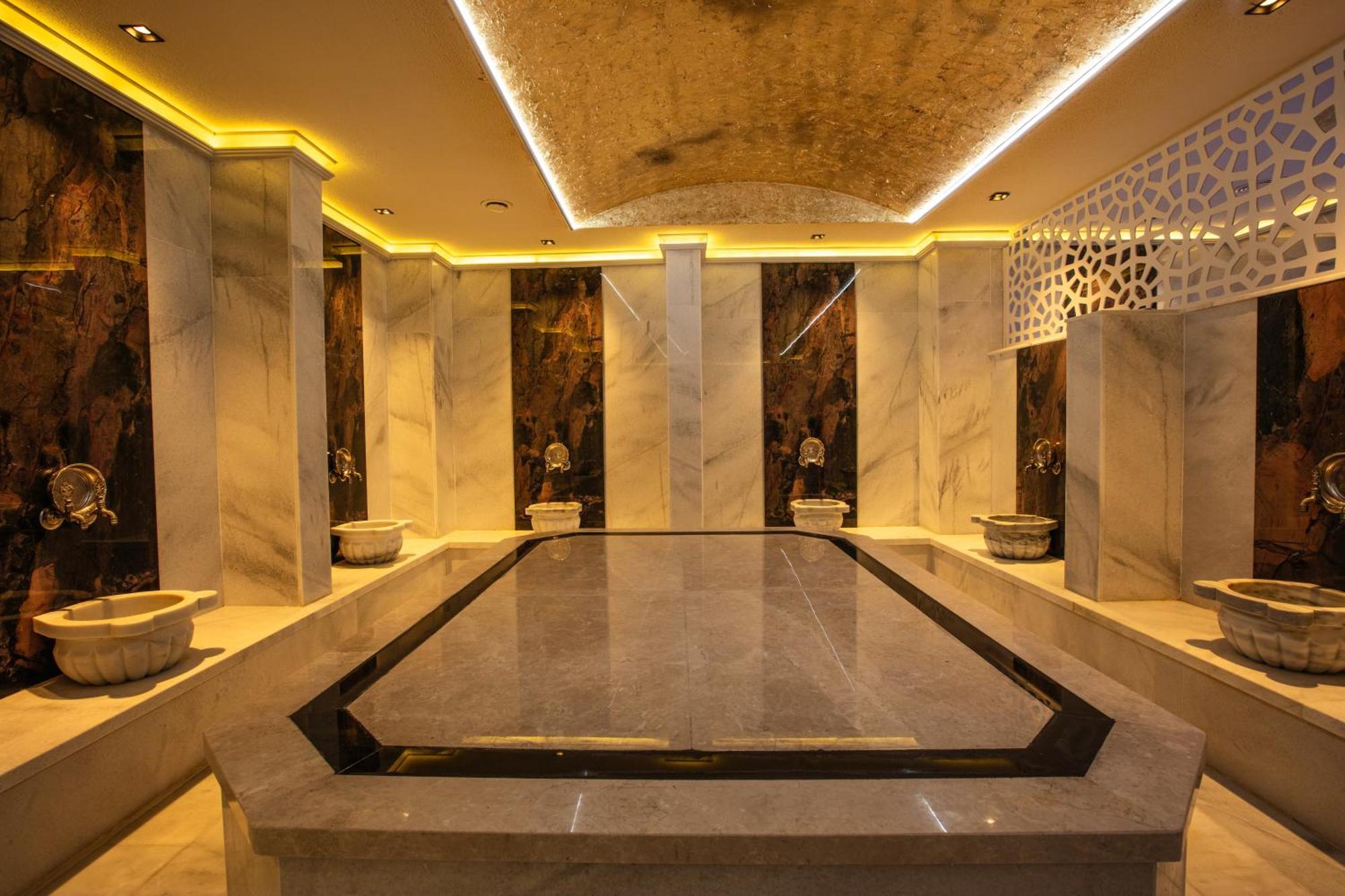 Ramada Hotel & Suites By Wyndham Kusadasi Exterior foto