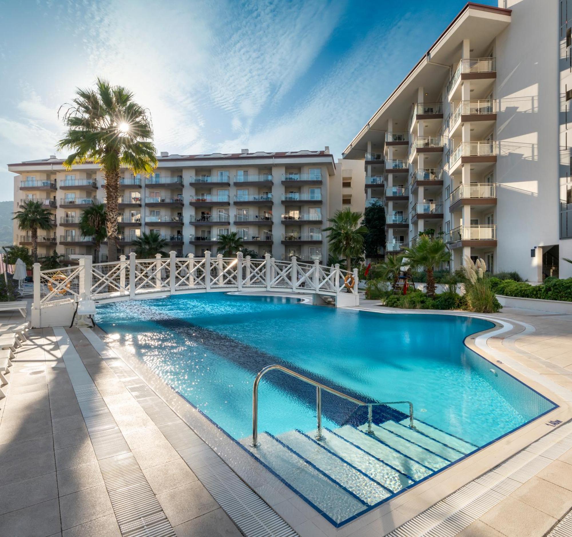 Ramada Hotel & Suites By Wyndham Kusadasi Exterior foto